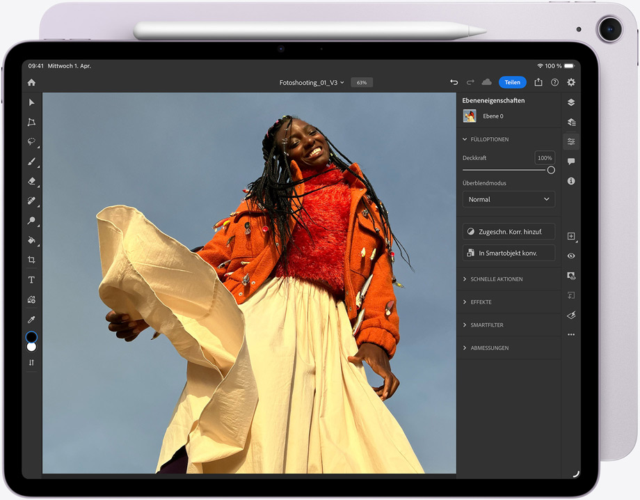iPad Air, der Apple Pencil Pro haftet oben am Ger?t, Vorderseite, auf dem Display wird Adobe Photoshop gezeigt, ein Bild wird bearbeitet