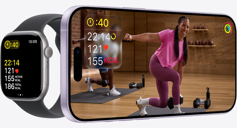iPhone 上的 Apple Fitness+ app 顯示訓(xùn)練畫面，而 Apple Watch 螢?zāi)粍t顯示同步的運(yùn)動指標(biāo)