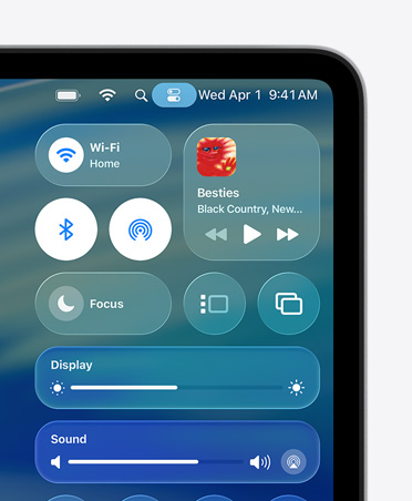 Egy Mac kijelz?jének jobb oldalán egyedi Liquid Glass-vezérl?k a Vezérl?k?zpontban, például a Wi‑Fi és a Bluetooth