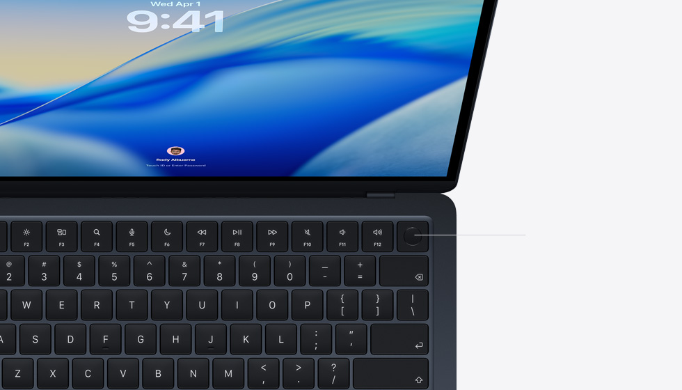 Felnyitott MacBook Air, amelyen be van jel?lve a Touch ID gomb helye