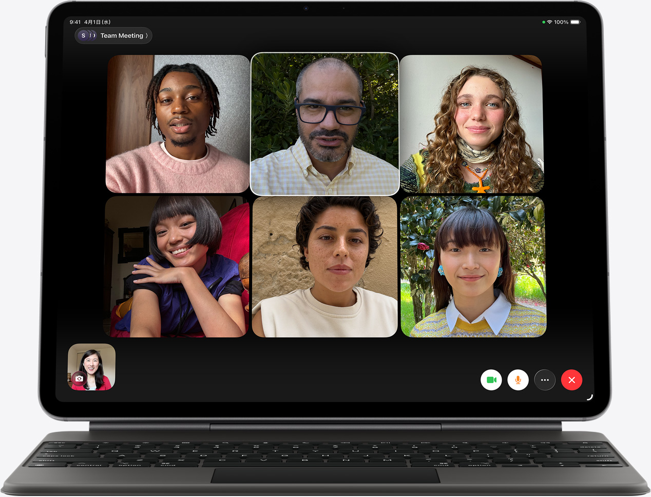 ブラックのMagic Keyboardを裝著したiPad Airの前面の外観。FaceTime通話の畫面に複數(shù)の參加者が表示されている