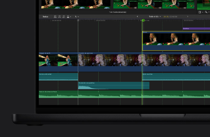 Pantalla de una MacBook Pro de 16 pulgadas, línea de tiempo de Final Cut Pro con clips de video de tres escenas diferentes, una mujer que juega al billar, una mujer que canta con un micrófono