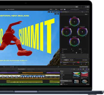 Ecranul unui MacBook Air, vedere par?ial?, ar?tand un proces de editare video pentru a demonstra capacit??ile cipului M5