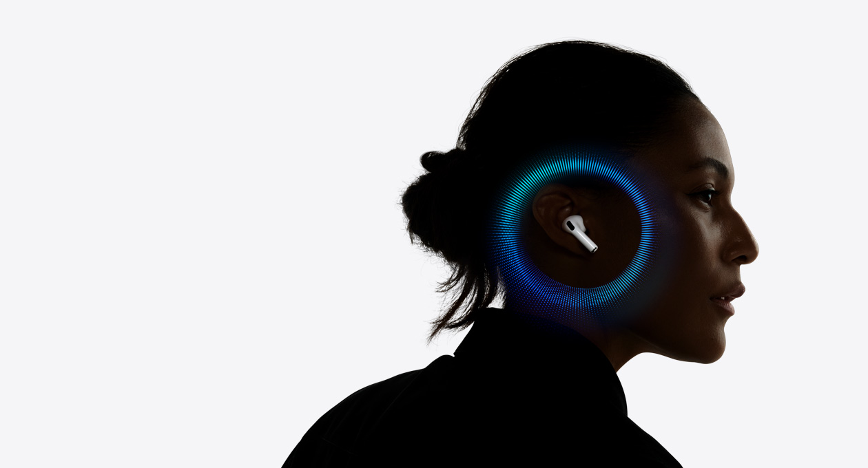 一個人戴著 AirPods Pro 3，跳動的聲波圍繞一邊耳朵