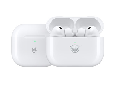 自訂鐫刻 Apple 產(chǎn)品：一個 MagSafe 充電盒 (USB-C) 正面鐫刻有搖滾手勢表情符號，另一個 MagSafe 充電盒 (USB-C) 打開，正面鐫刻有星星眼表情符號