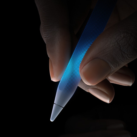 Animation des Apple Pencil Pro, Seitenansicht, Farbe Wei?, dünnes Profil, strukturierter Griff, eine Hand h?lt ihn mit nach unten zeigender Spitze, um die Drucksensitivit?t und das haptische Feedback zu veranschaulichen