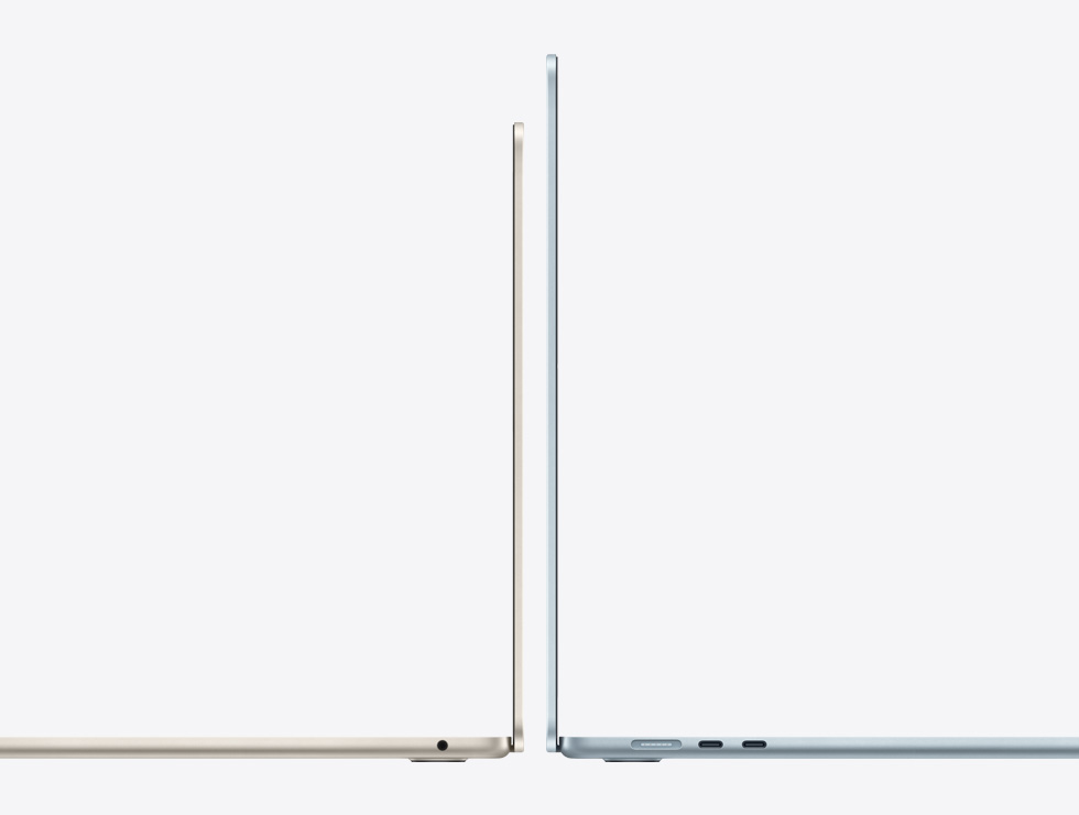 Egy 13 és egy 15 hüvelykes MacBook Air egymásnak háttal, szemléltetve a k?ztük lév? méretkül?nbséget